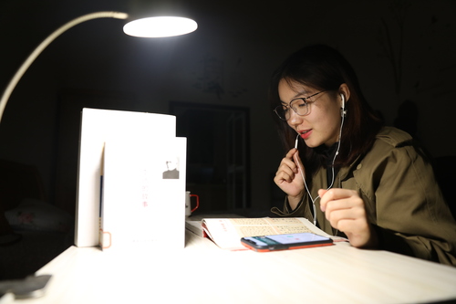 王素芳在家中录制电台 李谌涵摄 王素芳在家中录制电台 李谌涵摄