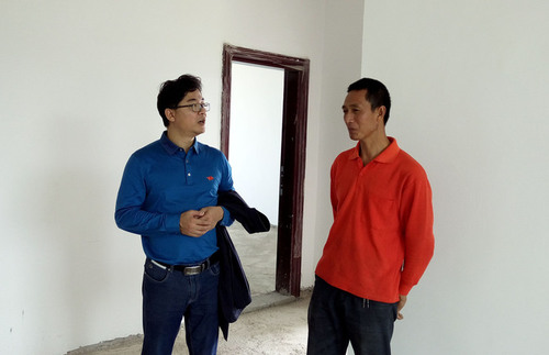 彭立威参观蒋仁国的易地搬迁新房 彭立威参观蒋仁国的易地搬迁新房