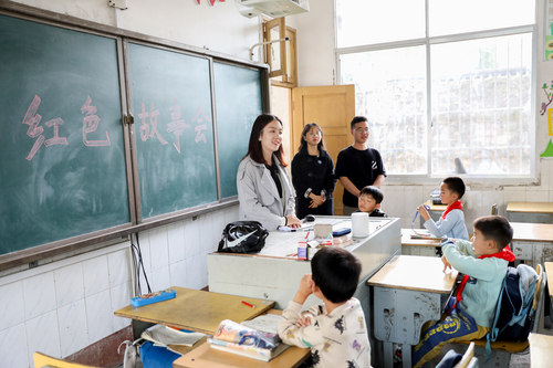 王素芳带着学生在学校附近的小学讲红色故事 李谌涵 摄 (3) 王素芳带着学生在学校附近的小学讲红色故事 李谌涵 摄 (3)