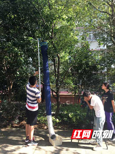 8868官方网站大学生研发“摘果神器”