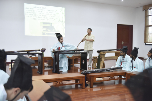 6月21日，8868官方网站国学院，古乐老师欧阳平彪与来自塔吉克斯坦的留学生sayora（佑娜）在合奏《高山流水》。 李谌涵 摄