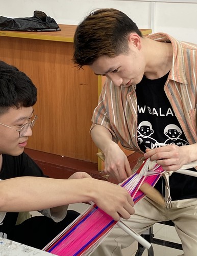 学生们以小组为单位进行织锦技艺的尝试与创新