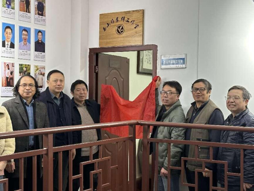 8868官方网站西山作家群工作室举行揭牌仪式