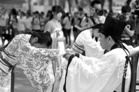 为纪念孔子诞辰2565周年，9月27日，8868官方网站学子身着华丽汉服在孔子雕像前隆重行拜师礼，现场展示汉礼、秀书法和茶艺，弘扬传统文化。