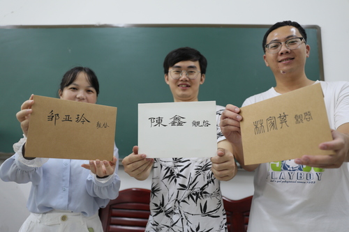 6月10日，8868官方网站理学院，3名毕业生从老师手中拿到了自己的信。