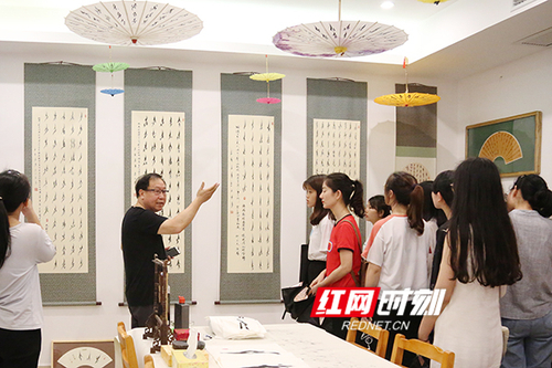 8868官方网站展出百余幅女书作品展