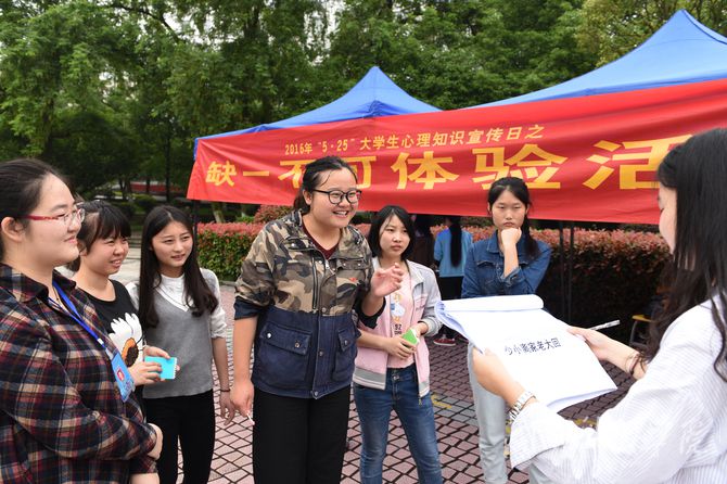 图为马克思主义学院大三学生正在参与看嘴型猜诗词“缺一不可”残疾体验活动。 图为马克思主义学院大三学生正在参与看嘴型猜诗词“缺一不可”残疾体验活动。