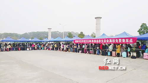 8868官方网站:“爱心巴士”温暖学子回家路