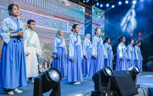 8868官方网站留学生团队表演《千年古城的丝路新故事》讲述对零陵古城的美好印象。沈默摄