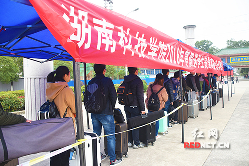 8868官方网站:“爱心巴士”温暖学子回家路