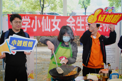 8868官方网站举办“迎五一·师生情”烹饪大赛